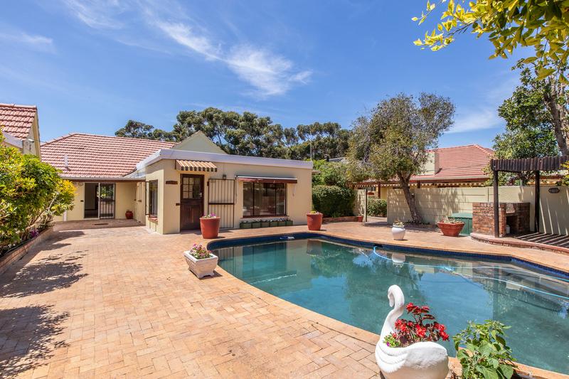 5 Bedroom Property for Sale in Bergvliet Western Cape